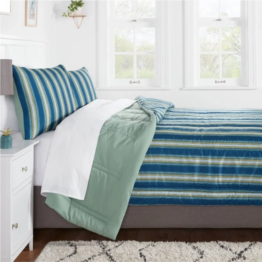 ROOM ESSENTIALS NWT striped lofty microfiber quilt -navy -full/queen